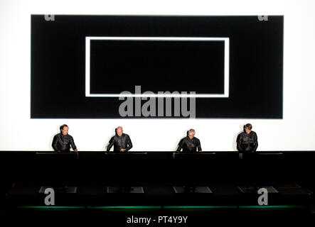 Kraftwerk il 3D in concerto a Alte Kongreshalle, München (Germania, 12/10/2011) Foto Stock