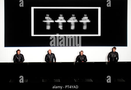 Kraftwerk il 3D in concerto a Alte Kongreshalle, München (Germania, 12/10/2011) Foto Stock