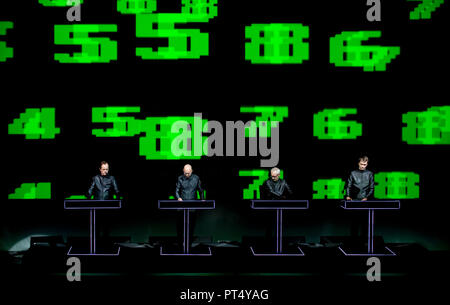 Kraftwerk il 3D in concerto a Alte Kongreshalle, München (Germania, 12/10/2011) Foto Stock