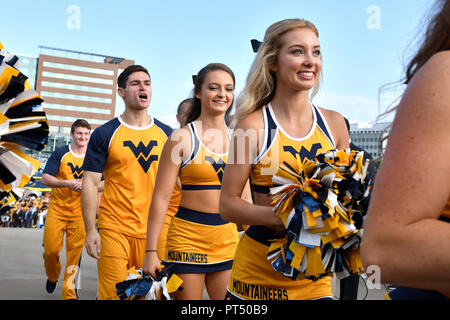 Morgantown, West Virginia, USA. 6 Ottobre, 2018. La WVU cheerleaders portare la squadra nello stadio durante l'alpinista Mantrip prima della grande 12 del gioco del calcio giocato al campo alpinista a Morgantown WV. Credito: Ken Inness/ZUMA filo/Alamy Live News Foto Stock