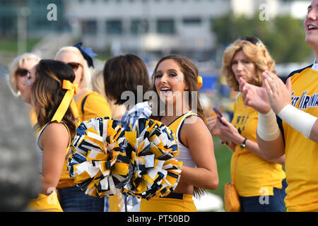 Morgantown, West Virginia, USA. 6 Ottobre, 2018. La WVU cheerleaders portare la squadra nello stadio durante l'alpinista Mantrip prima della grande 12 del gioco del calcio giocato al campo alpinista a Morgantown WV. Credito: Ken Inness/ZUMA filo/Alamy Live News Foto Stock