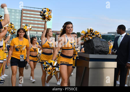 Morgantown, West Virginia, USA. 6 Ottobre, 2018. La WVU cheerleaders portare la squadra nello stadio durante l'alpinista Mantrip prima della grande 12 del gioco del calcio giocato al campo alpinista a Morgantown WV. Credito: Ken Inness/ZUMA filo/Alamy Live News Foto Stock