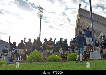 Morgantown, West Virginia, USA. 6 Ottobre, 2018. Il West Virginia alpinisti football team onde per i bambini che ricevono cure in Ruby Memorial Hospital (che si trova di fronte al parcheggio dallo stadio) prima della grande 12 del gioco del calcio giocato al campo alpinista a Morgantown WV. Credito: Ken Inness/ZUMA filo/Alamy Live News Foto Stock