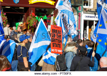 Edinburgh, Regno Unito. Il 6 ottobre, 2018. Tutti sotto uno striscione (AUOB) marzo per l'indipendenza, marciando verso il basso il Royal Mile al parlamento scozzese per un rally in Holyrood Park. AUOB sono un Pro-Independence organizzazione il cui obiettivo principale è quello di marzo ad intervalli regolari fino a che la Scozia è libera. Essi ospiterà le processioni del pubblico a sostegno della Scozia riacquistato l'indipendenza. Credito: Craig Brown/Alamy Live News. Foto Stock