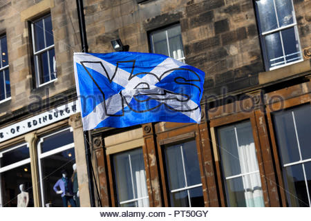 Edinburgh, Regno Unito. Il 6 ottobre, 2018. Sì per indipendenza si intraversa bandiera. Tutti sotto uno striscione (AUOB) marzo per l'indipendenza, marciando verso il basso il Royal Mile al parlamento scozzese per un rally in Holyrood Park. AUOB sono un Pro-Independence organizzazione il cui obiettivo principale è quello di marzo ad intervalli regolari fino a che la Scozia è libera. Essi ospiterà le processioni del pubblico a sostegno della Scozia riacquistato l'indipendenza. Credito: Craig Brown/Alamy Live News. Foto Stock