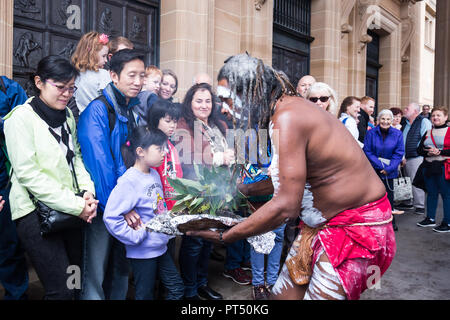 Sydney, Australia. 6 ottobre 2018. 100 anni di immagini di Sydney a diventare "classici moderni" straordinario secolo-vecchie immagini di Sydney in transizione andrà sul display per uso pubblico per la prima volta quando la biblioteca dello stato del NSW le principali nuove gallerie aperte al pubblico oggi [ Sabato 6 ottobre]. Quando la famiglia Macpherson la collezione di 688 della piastra di vetro negativi sono stati dotati di talento per la biblioteca, che presto divenne chiaro al curatore Margot Riley che queste inedite immagini di Sydney e NSW erano "destinata a diventare un classico moderno." Credito: Paolo Lovelace/Alamy Live News Foto Stock