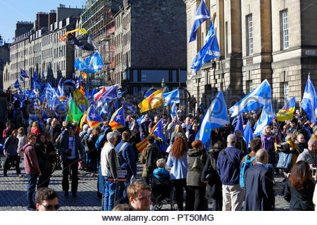 Edinburgh, Regno Unito. Il 6 ottobre, 2018. Tutti sotto uno striscione (AUOB) marzo per l'indipendenza, marciando verso il basso il Royal Mile al parlamento scozzese per un rally in Holyrood Park. AUOB sono un Pro-Independence organizzazione il cui obiettivo principale è quello di marzo ad intervalli regolari fino a che la Scozia è libera. Essi ospiterà le processioni del pubblico a sostegno della Scozia riacquistato l'indipendenza. Credito: Craig Brown/Alamy Live News. Foto Stock