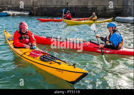 Schull, West Cork, Irlanda. 6 Ottobre, 2018. Su una bella giornata in West Cork, Kayakers prepararsi ad andare in kayak. Oggi le attività culminano questa sera in una cena danzante a Schull Harbour Hotel. Credito: Andy Gibson/Alamy Live News. Foto Stock