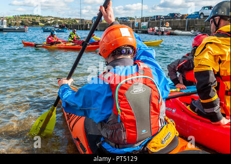 Schull, West Cork, Irlanda. 6 Ottobre, 2018. Su una bella giornata in West Cork, Kayakers prepararsi ad andare in kayak. Oggi le attività culminano questa sera in una cena danzante a Schull Harbour Hotel. Credito: Andy Gibson/Alamy Live News. Foto Stock