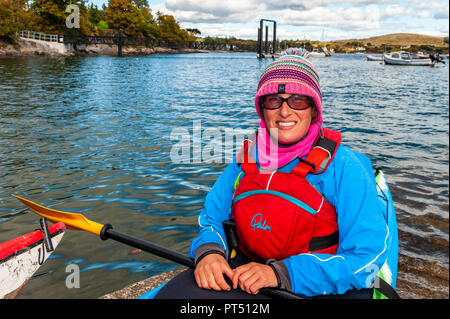 Schull, West Cork, Irlanda. 6 Ottobre, 2018. Su una bella giornata in West Cork, Amy da Walsh Courtmacsherry si prepara ad andare in kayak. Oggi le attività culminano questa sera in una cena danzante a Schull Harbour Hotel. Credito: Andy Gibson/Alamy Live News. Foto Stock