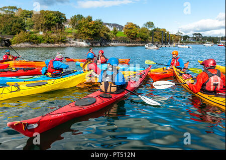 Schull, West Cork, Irlanda. 6 Ottobre, 2018. Su una bella giornata in West Cork, kayakers si prepara ad andare in kayak. Oggi le attività culminano questa sera in una cena danzante a Schull Harbour Hotel. Credito: Andy Gibson/Alamy Live News. Foto Stock