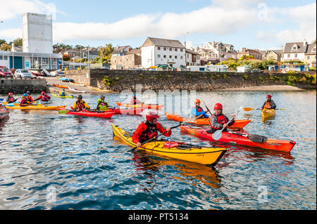 Schull, West Cork, Irlanda. 6 Ottobre, 2018. Su una bella giornata in West Cork, kayakers prepararsi ad andare in kayak. Oggi le attività culminano questa sera in una cena danzante a Schull Harbour Hotel. Credito: Andy Gibson/Alamy Live News. Foto Stock