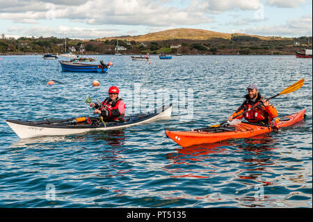 Schull, West Cork, Irlanda. 6 Ottobre, 2018. Su una bella giornata in West Cork, kayakers prepararsi ad andare in kayak. Oggi le attività culminano questa sera in una cena danzante a Schull Harbour Hotel. Credito: Andy Gibson/Alamy Live News. Foto Stock