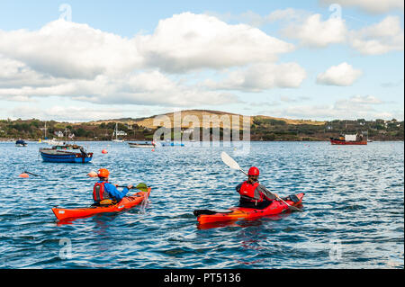 Schull, West Cork, Irlanda. 6 Ottobre, 2018. Su una bella giornata in West Cork, kayakers prepararsi ad andare in kayak. Oggi le attività culminano questa sera in una cena danzante a Schull Harbour Hotel. Credito: Andy Gibson/Alamy Live News. Foto Stock