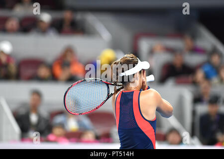 Pechino, Cina. 6 Ottobre, 2018. Wang Qiang della Cina reagisce durante le donne singoli semifinale partita contro Caroline WOZNIACKI della Danimarca a China Open Tennis Tournament a Pechino in Cina, 6 ott. 2018. Wang Qiang ha perso 0-2. Credito: Liu Jinhai/Xinhua/Alamy Live News Foto Stock