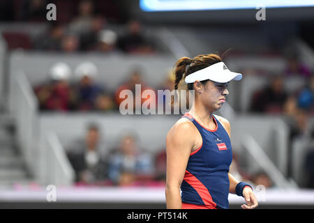 Pechino, Cina. 6 Ottobre, 2018. Wang Qiang della Cina reagisce durante le donne singoli semifinale partita contro Caroline WOZNIACKI della Danimarca a China Open Tennis Tournament a Pechino in Cina, 6 ott. 2018. Wang Qiang ha perso 0-2. Credito: Liu Jinhai/Xinhua/Alamy Live News Foto Stock