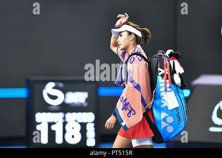 Pechino, Cina. 6 Ottobre, 2018. Wang Qiang della Cina lascia la corte dopo le donne singoli semifinale partita contro Caroline WOZNIACKI della Danimarca a China Open Tennis Tournament a Pechino in Cina, 6 ott. 2018. Wang Qiang ha perso 0-2. Credito: Liu Jinhai/Xinhua/Alamy Live News Foto Stock