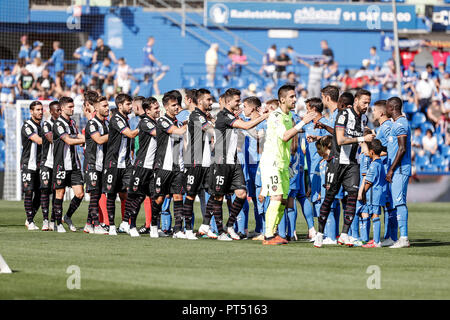 Coliseum Alfonso Pérez, Getafe, Spagna. 6 Ottobre, 2018. La Liga calcio, Getafe versus Levante; squadre agitare le mani prima della partita Credito: Azione Sport Plus/Alamy Live News Foto Stock