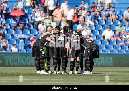 Coliseum Alfonso Pérez, Getafe, Spagna. 6 Ottobre, 2018. La Liga calcio, Getafe versus Levante; Levante huddle pre-credito di gioco: Azione Plus sport/Alamy Live News Foto Stock