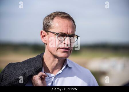 Monaco di Baviera, Germania. 6 Ottobre, 2018. Berlin Oberbuergermeister (sindaco) Michael Mueller durante una visita a Monaco di Baviera Freiham distretto. A sostegno della SPD bavarese, Berlin Mayor Michael Mueller ha visitato la Freiham quartiere di Monaco di Baviera per visualizzare il grande progetto di costruzione che porterà a decine di migliaia di posti di lavoro e di vita di unità a bordo della città di confine occidentale. Hosting di Mueller sono stati Florian Ritter della SPD bavarese del Landtag, Christian Mueller, consigliere comunale e consigliere di distretto Katja Weitzel. Il governo bavarese le elezioni si svolgeranno nel mese di ottobre del XIV e hav Foto Stock