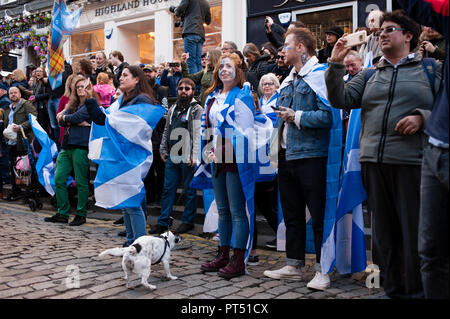 Edinburgh, Regno Unito. 6 ottobre 2018. Migliaia marzo a Edimburgo per l' indipendenza della Scozia. Migliaia di indipendenza scozzese sostenitori hanno marciato attraverso Edinburgh come parte del tutto sotto uno striscione protesta. Tutti sotto uno striscione ha stimato la partecipazione in 100.000 i sostenitori dell'indipendenza. Credito: Pep Masip/Alamy Live News Foto Stock