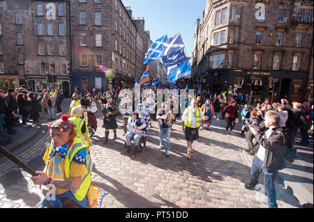 Edinburgh, Regno Unito. 6 ottobre 2018. Migliaia marzo a Edimburgo per l' indipendenza della Scozia. Migliaia di indipendenza scozzese sostenitori hanno marciato attraverso Edinburgh come parte del tutto sotto uno striscione protesta. Tutti sotto uno striscione ha stimato la partecipazione in 100.000 i sostenitori dell'indipendenza. Credito: Pep Masip/Alamy Live News Foto Stock