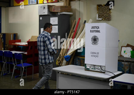 DF - Brasilia - 10/6/2018 - Disposizione delle zone elettorali - Volontari e tre funzionari organizzare zone elettorali per le elezioni. Foto: Mateus Bonomi / AGIF Foto Stock