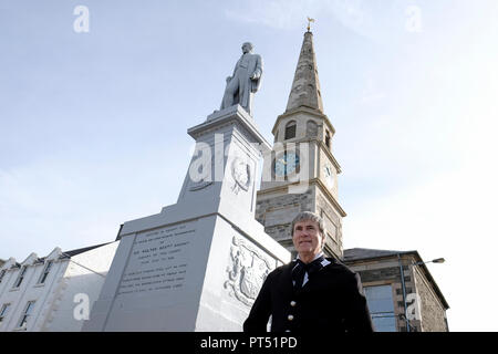 Selkirk, Scotland, Regno Unito. 6 ottobre 2018. SELKIRK, Scozia - 06 ottobre: Scott's Selkirk attore locale John Nichol, in costume, riproduce Sir Walter Scott durante la Scott del giorno a Selkirk in Selkirk sabato 06 ottobre 2018 , in posa per la telecamera dal monumento nel luogo di mercato a Selkirk Market Place, con il recentemente ristrutturato municipio/corte camera torre dell'orologio. (Foto di Rob grigio / Freelance) Credito: Rob grigio/Alamy Live News Foto Stock