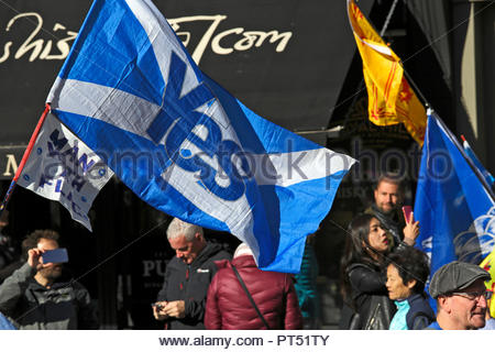 Edinburgh, Regno Unito. Il 6 ottobre, 2018. Sì per indipendenza si intraversa bandiera. Tutti sotto uno striscione (AUOB) marzo per l'indipendenza, marciando verso il basso il Royal Mile al parlamento scozzese per un rally in Holyrood Park. AUOB sono un Pro-Independence organizzazione il cui obiettivo principale è quello di marzo ad intervalli regolari fino a che la Scozia è libera. Essi ospiterà le processioni del pubblico a sostegno della Scozia riacquistato l'indipendenza. Credito: Craig Brown/Alamy Live News. Foto Stock