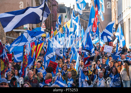 Edimburgo, Scozia, Regno Unito, 7 ottobre 2018. Tutti sotto uno striscione (AUOB) Scottish marzo Rally e per l'indipendenza. Pro- Scottish i sostenitori dell'indipendenza a piedi dal Castello di Edimburgo al parlamento scozzese a Holyrood. AOUB è un pro-indipendenza organizzazione. Credito: Iain Masterton/Alamy Live News Foto Stock