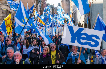 Edimburgo, Scozia, Regno Unito, 7 ottobre 2018. Tutti sotto uno striscione (AUOB) Scottish marzo Rally e per l'indipendenza. Pro- Scottish i sostenitori dell'indipendenza a piedi dal Castello di Edimburgo al parlamento scozzese a Holyrood. AOUB è un pro-indipendenza organizzazione. Credito: Iain Masterton/Alamy Live News Foto Stock