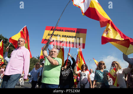 6 Ottobre 2018 - Madrid, Spagna - i dimostranti sono visti tenendo bandiere urlando durante la protesta..di milioni di persone con costituzionale spagnolo e bandiere Falangist dimostrato di Madrid contro il governo spagnolo di Pedro Sanchez per l unità del paese e contro la tassa di successione. La dimostrazione ha dichiarato presso il Plaza de ColÃ³n al Congresso dei Deputati. (Credito Immagine: © Lito Lizana/SOPA immagini via ZUMA filo) Foto Stock