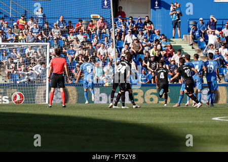 Coliseum Alfonso Pérez, Getafe, Spagna. 6 Ottobre, 2018. La Liga calcio, Getafe versus Levante; Enis&#xa0;Bardhi (Levante UD) punteggi per renderlo 0-1 Credito: Azione Sport Plus/Alamy Live News Foto Stock