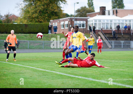 Mansfield Nottinghamshire, Regno Unito: 06 ottobre 2018. Northern Premier League Division One East lati giocare nello stesso kit squadra a causa scontro di Ossett colori uniti. Entrambe le squadre hanno giocato nel club AFC jersey home team AFC IN rosso e di Ossett in giallo AFC lontano i colori. Il gioco si è conclusa con un pareggio. Credito: Ian Francesco/Alamy Live News Foto Stock