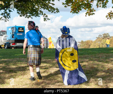 Edimburgo, Scozia, Regno Unito. Il 6 ottobre, 2018. Gli attivisti a sostegno dell indipendenza scozzese arriva a Holyrood Park. Organizzata dal gruppo Tutti sotto uno striscione del marzo percorsa da Johnston Terrace attraverso la città per un rally in Holyrood Park. Credito: Berretto Alamy/Live News Foto Stock