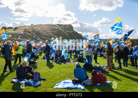 Edimburgo, Scozia, Regno Unito. Il 6 ottobre, 2018. Gli attivisti a sostegno dell indipendenza scozzese arriva a Holyrood Park. Organizzata dal gruppo Tutti sotto uno striscione del marzo percorsa da Johnston Terrace attraverso la città per un rally in Holyrood Park. Credito: Berretto Alamy/Live News Foto Stock