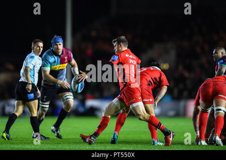 Londra, Regno Unito. 6 ottobre 2018. Ben Spencer dei Saraceni durante la Premiership Gallagher match tra arlecchini e saraceni a Twickenham Stoop Sabato, 06 ottobre 2018. Londra Inghilterra. (Solo uso editoriale, è richiesta una licenza per uso commerciale. Nessun uso in scommesse, giochi o un singolo giocatore/club/league pubblicazioni.). Credito: Taka Wu/Alamy Live News Foto Stock