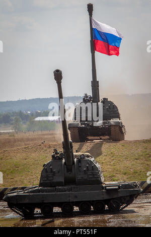 Zhukovsky, Russia. 11 Ago, 2014. Un Msta-S, 152,4 mm semovente obice visto la cura di una bandiera russa sulla sua canna mentre prendendo parte nel serbatoio mostra durante la Engineering Technologies mostra. Credito: Leonid Faerberg SOPA/images/ZUMA filo/Alamy Live News Foto Stock