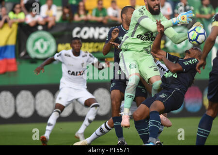 Chapeco, Brasile. Il 7 ottobre 2018. SC - Chapeco - 06/10/2018 - Campionato brasiliano un 2018 Chapecoense x Atl tico-MG - lettore Chapecoense Jandrei è offerta con Atletico-MG i giocatori durante una partita all'Arena Conda stadium per il campionato brasiliano a 2018. Foto: Renato Padilha / AGIF Credito: AGIF/Alamy Live News Foto Stock