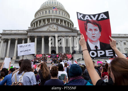 Washington, Stati Uniti d'America, 6 ottobre, 2018: il giorno della votazione finale per confermare Brett Kavanaugh alla Corte suprema degli Stati Uniti, migliaia di attivisti democratici protestare di fronte alla Corte suprema e il Campidoglio US. Credito: B Christopher/Alamy Live News Foto Stock