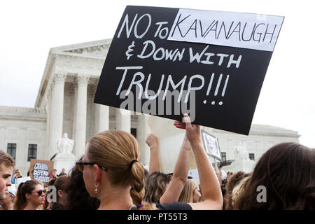 Washington, Stati Uniti d'America, 6 ottobre, 2018: il giorno della votazione finale per confermare Brett Kavanaugh alla Corte suprema degli Stati Uniti, migliaia di attivisti democratici protestare di fronte alla Corte suprema e il Campidoglio US. Credito: B Christopher/Alamy Live News Foto Stock