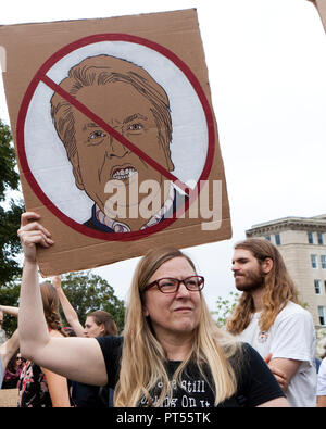 Washington, Stati Uniti d'America, 6 ottobre, 2018: il giorno della votazione finale per confermare Brett Kavanaugh alla Corte suprema degli Stati Uniti, migliaia di attivisti democratici protestare di fronte alla Corte suprema e il Campidoglio US. Credito: B Christopher/Alamy Live News Foto Stock