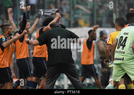 Chapeco, Brasile. Il 7 ottobre 2018. SC - Chapeco - 06/10/2018 - Campionato brasiliano un 2018 Chapecoense x Atl tico-t cnico Guto Ferreira celebra con Chapecoense giocatori la vittoria su atletico-MG all'Arena Conda stadium per il campionato brasiliano a 2018. Foto: Renato Padilha / AGIF Credito: AGIF/Alamy Live News Foto Stock