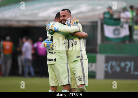 Chapeco, Brasile. Il 7 ottobre 2018. Chapecoense SC - 06/10/2018 - Campionato brasiliano un 2018 Chapecoense x Atl tico-MG - Chapecoense giocatori festeggiare la vittoria alla fine della partita contro l'Atletico-MG all'Arena Conda stadium per il campionato brasiliano a 2018. Foto: Renato Padilha / AGIF Credito: AGIF/Alamy Live News Foto Stock