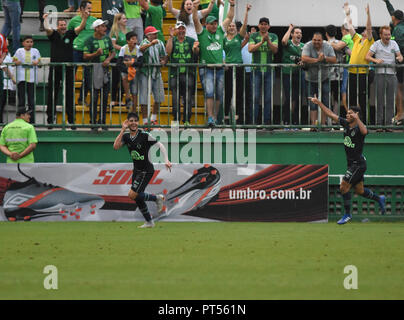 Chapeco, Brasile. Il 7 ottobre 2018. SC - Chapeco - 06/10/2018 - Campionato brasiliano un 2018 Chapecoense x Atl tico-MG - player Doffo fare Chapecoense celebra il suo obiettivo durante la partita contro l'Atletico-MG all'Arena Conda stadium per il campionato brasiliano a 2018. Foto: Renato Padilha / AGIF Credito: AGIF/Alamy Live News Foto Stock