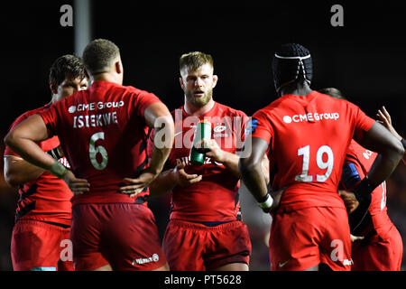 Londra, Regno Unito. 6 ottobre 2018. George Kruis dei Saraceni stava parlando di Nick Isekwe di Sarancens e Maro Itoje dei Saraceni durante la Premiership Gallagher match tra arlecchini e saraceni a Twickenham Stoop Sabato, 06 ottobre 2018. Londra Inghilterra. (Solo uso editoriale, è richiesta una licenza per uso commerciale. Nessun uso in scommesse, giochi o un singolo giocatore/club/league pubblicazioni). Foto Stock