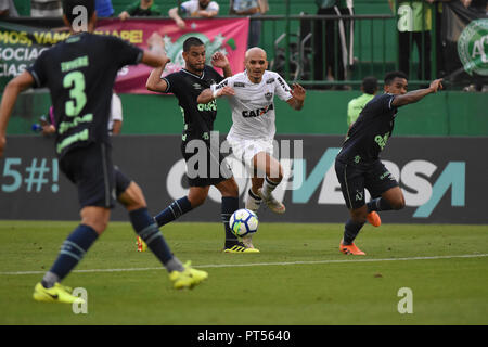 Chapeco, Brasile. Il 7 ottobre 2018. SC - Chapeco - 06/10/2018 - Campionato brasiliano un 2018 Chapecoense x Atl tico-MG - Atlantic player MG Santos combatte con Chapecoense giocatori durante una partita all'Arena Conda stadium per il campionato brasiliano a 2018. Foto: Renato Padilha / AGIF Credito: AGIF/Alamy Live News Foto Stock