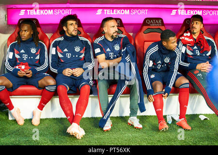 FC Bayern Soccer, Monaco di Baviera, Ottobre 6, 2018 Renato SANCHES, FCB 35 Javi MARTINEZ, FCB 8 Franck Ribery, FCB 7 Serge GNABRY, FCB 22 Sandro WAGNER, FCB 2 Spare Bank, Banca giocatore, riserva, Coach Bank, triste, deluso, arrabbiato, emozioni, delusione e frustrazione, frustrato tristezza, disperato, disperazione, FC Bayern Monaco - BORUSSIA MÖNCHENGLADBACH 0-3 - DFL REGOLAMENTI VIETANO QUALSIASI USO DI FOTOGRAFIE come sequenze di immagini e/o quasi-VIDEO - 1.della Lega calcio tedesca , Monaco di Baviera 6 ottobre 2018, STAGIONE 2018/2019, giornata 7 © Peter Schatz / Alamy Live News Foto Stock