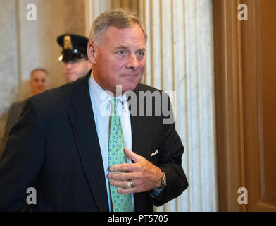 Washington, Stati Uniti d'America. 05 ott 2018. Stati Uniti il senatore Richard Burr (Democratico del North Carolina) passeggiate dal pavimento per gli ascensori al di fuori del Senato degli Stati Uniti Camera del Campidoglio di Washington venerdì 5 ottobre 2018. Credito: Ron Sachs/CNP (restrizione: NO New York o New Jersey o giornali quotidiani nel raggio di 75 miglia da New York City) | utilizzo del credito in tutto il mondo: dpa/Alamy Live News Foto Stock