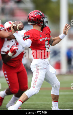 6 ottobre 2018: UNLV ribelli quarterback Max Gilliam (6) scende di nuovo a passare durante il NCAA Football game con il nuovo Messico Lobos e la UNLV ribelli a Sam Boyd Stadium di Las Vegas NV. Il Nuovo Messico Lobos portano la UNLV ribelli a tempo di emisaturazione 29 a 0. Christopher trim/CSM. Foto Stock